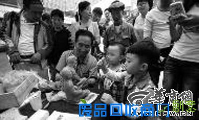 和爷爷一起捏泥人(图)