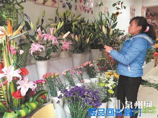 市民正在花店里挑选花