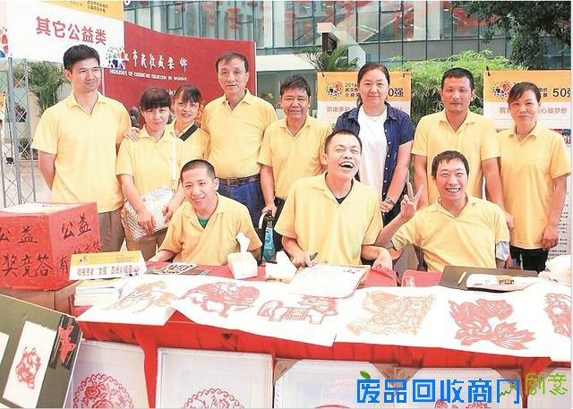 脑瘫患者练成剪纸达人 获10万元奖金想找人创业