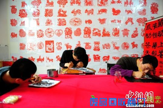 剪纸合伙人王道志（中）、张七一（右）、陈康（左）　张畅　摄