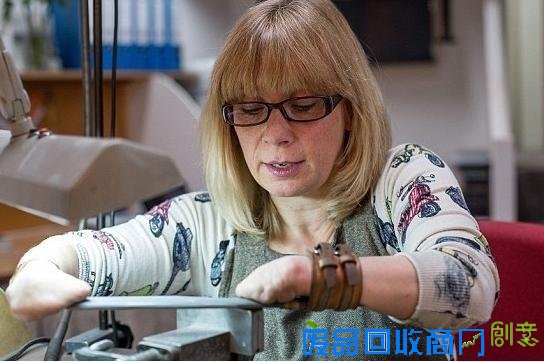 英女子无手指仍打造精美首饰 已成知名珠宝工匠