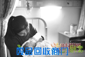 儿童医院，萌萌的母亲在给她喂奶，萌萌病情已有好转