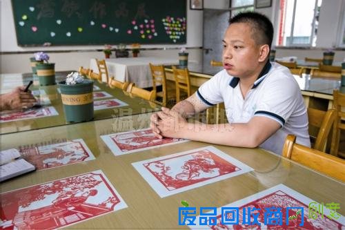 初中三年成绩垫底老师没放弃 学校为他办剪纸展