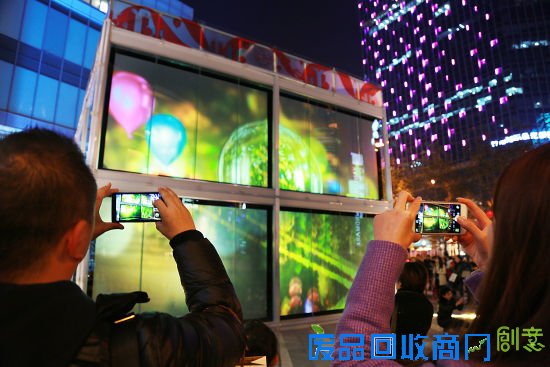 仁恒置地广场点亮成都首个科技互动圣诞景观