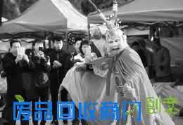 太原动物园庙会启幕仪式上，一位男演员饰演的“美猴王”惟妙惟肖，吸引了游客观看