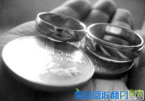 现在市面上流传用硬币打造的首饰能治风湿，引发市民追捧图片来源于网络