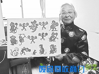 八旬老太剪猴图分享新年快乐