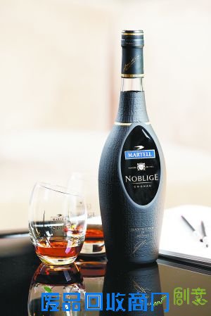 看设计师玩转酒瓶设计