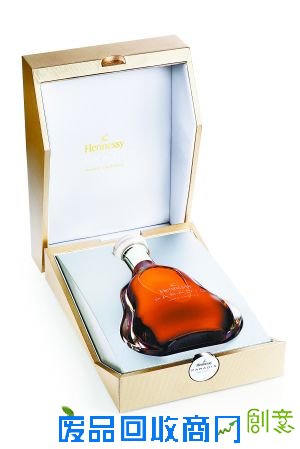 酒瓶犹如花瓶，