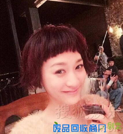 李小冉短发配黑框眼镜 呆萌可爱神似阿拉蕾