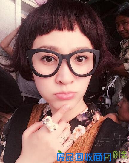 李小冉短发配黑框眼镜 呆萌可爱神似阿拉蕾