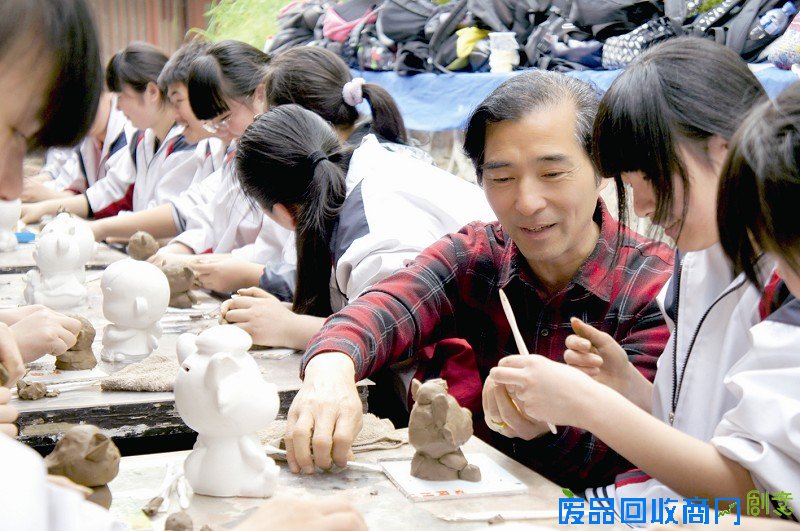 “泥人胡”收38个徒弟 中学生组团学习非物质文化遗产