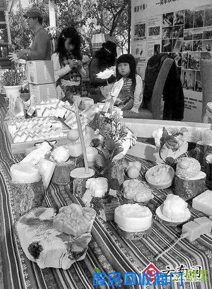 鲜花坠云集丽江特色小市集总会有小惊喜