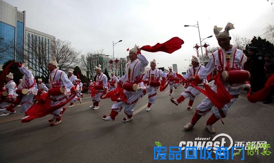 神木元宵佳节闹秧歌 男扮女女扮小旦趣味多多