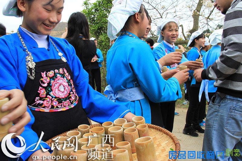 蓝衣壮迎客桐花酒