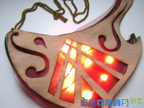 [图+视频]首饰也新潮：国外电子爱好者DIY的“声感闪烁项链”