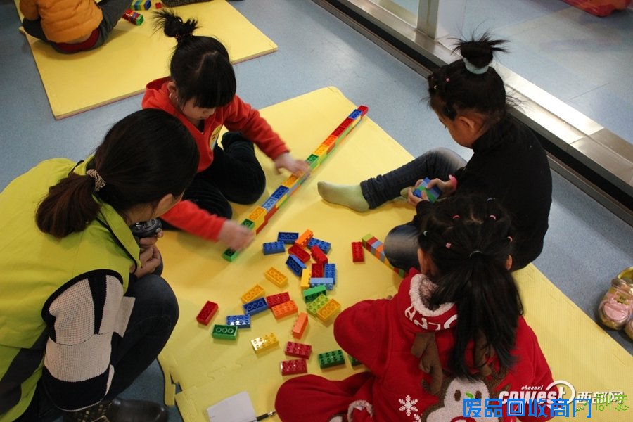 机器人工程挑战赛欢乐多 小队员卖力创意足