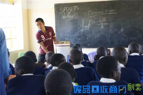 哈佛才女拯救乌干达 “可以喝的花盆”公益创收