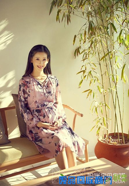 唯美!奶茶妹妹挺大肚出镜,笑容甜蜜人民快报网