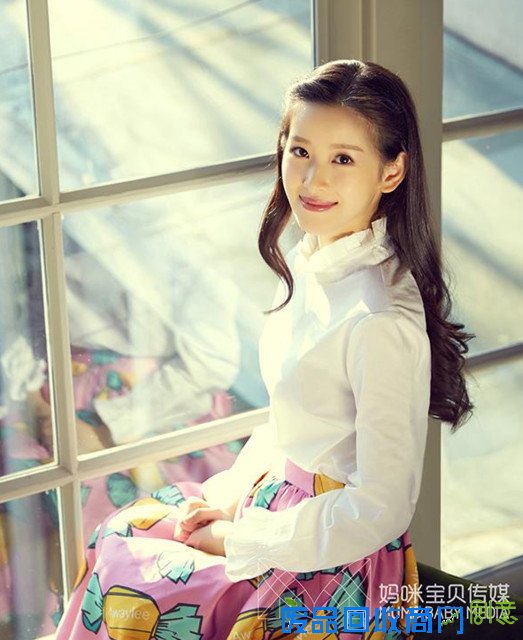 唯美!奶茶妹妹挺大肚出镜,笑容甜蜜人民快报网