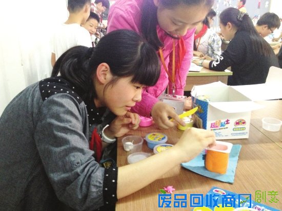 韦怿筠在制作粘土作品 韦怿筠在制作粘土作品