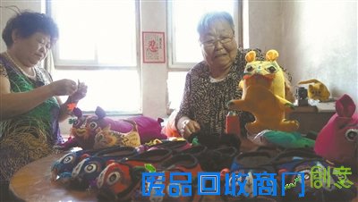 “老虎奶奶”手制老虎褡裢 为端午创作200余作品