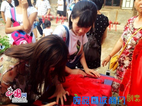 河北蔚县暖泉古镇七夕“女儿节”引来八方游客