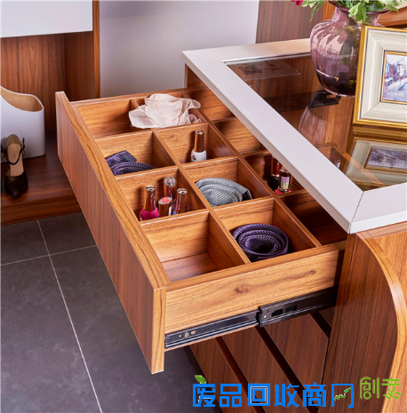 好莱客定制家居玩转衣帽间 小空间里的大收纳