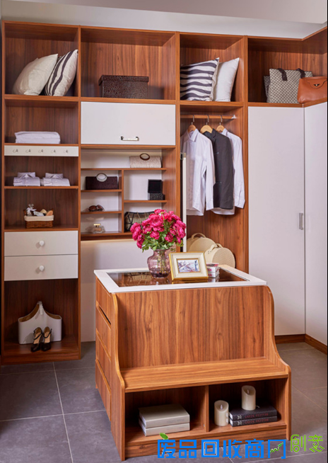 好莱客定制家居玩转衣帽间 小空间里的大收纳