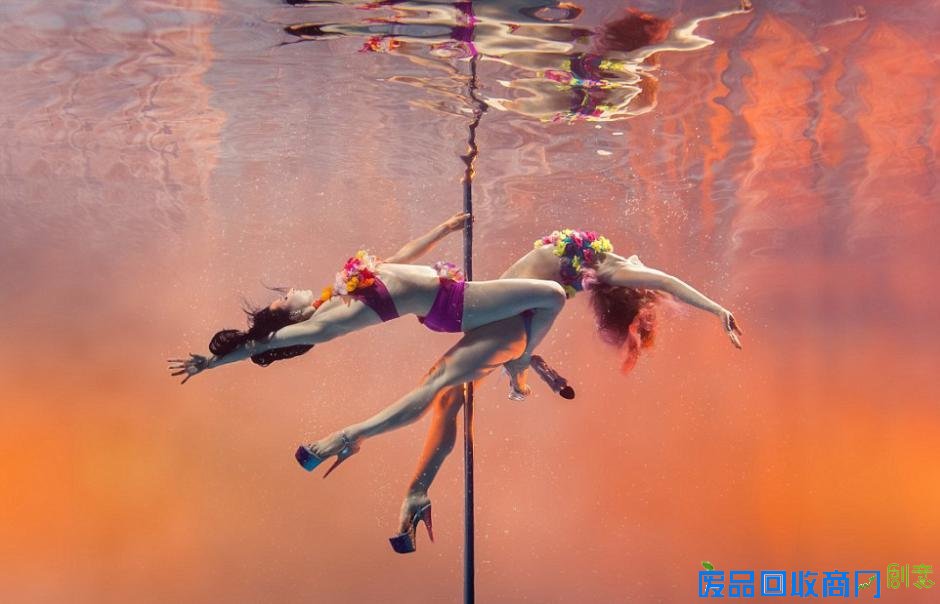 罕见!唯美水下舞蹈 梦幻惊艳人民快报网