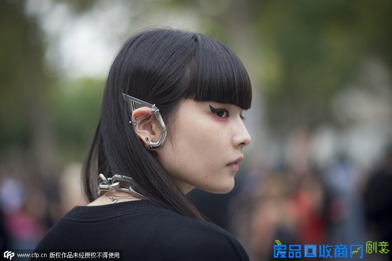 潮流首饰要“减法” 耳环戴一只就好