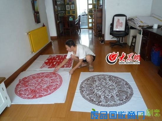 青岛七旬老汉巧手剪出百幅“世园花”