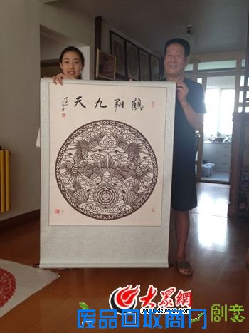 青岛七旬老汉巧手剪出百幅“世园花”