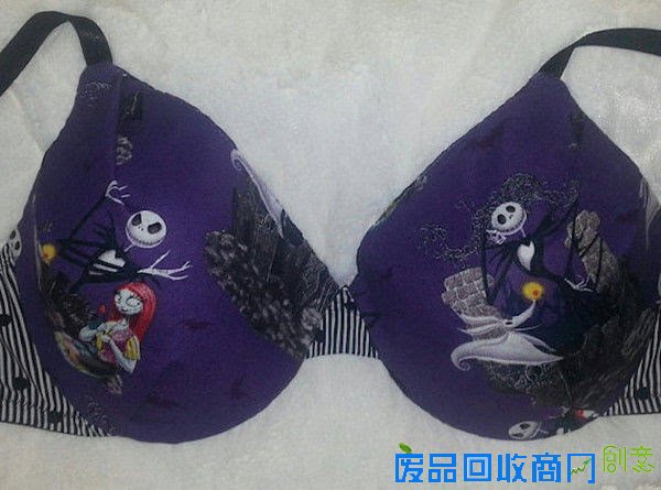 要想抓住男人的心，胸罩必须抢眼！钢铁侠胸罩似车灯