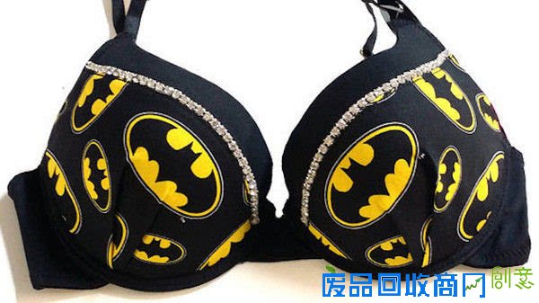 要想抓住男人的心，胸罩必须抢眼！钢铁侠胸罩似车灯