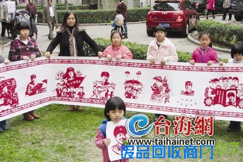 11个厦门儿童剪出“雷锋爷爷”赞雷锋年轻时很酷