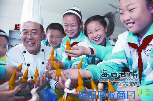 图文：面塑工艺传承人林荣涛在教学生们做面塑