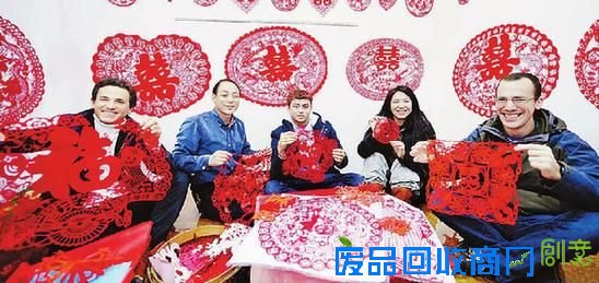 图为在蔚县南张庄剪纸体验馆