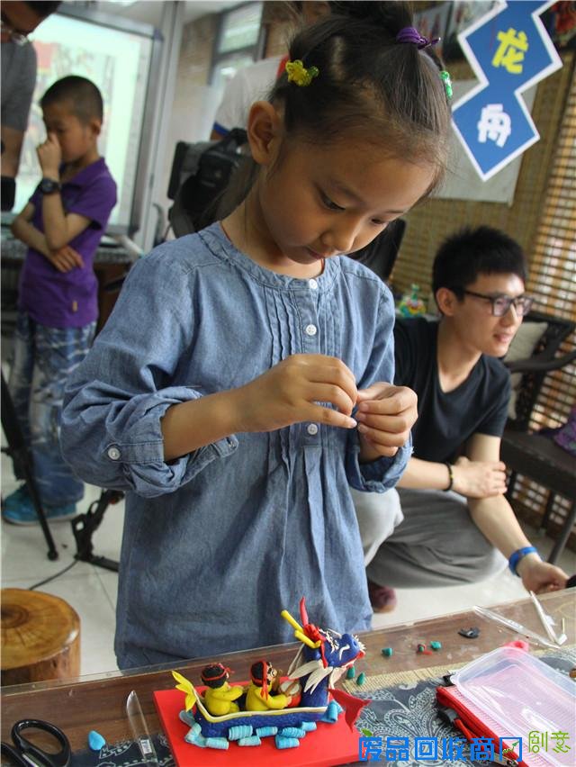 赛龙舟闹端午 感受中国传统面塑文化