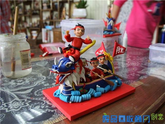 赛龙舟闹端午 感受中国传统面塑文化