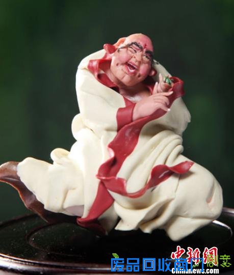 微型面塑特写：憨态可掬的罗汉。　王帅 摄