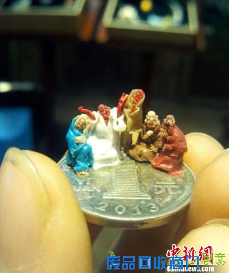 刘玉伟微型面塑作品：一元硬币上的罗汉。　王帅 摄