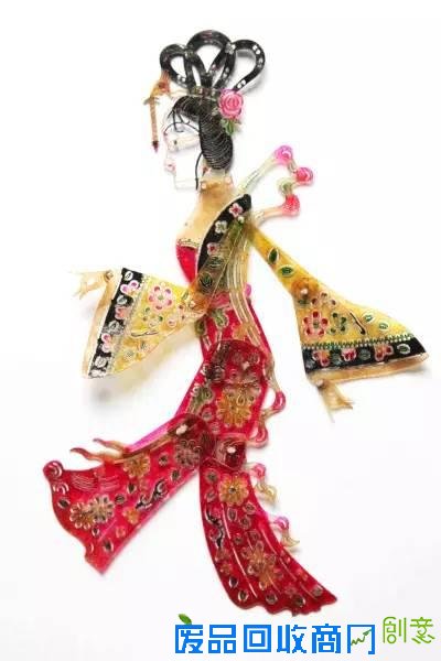 皮影不仅是一种精妙绝伦的傀儡艺术，还是一种地道的艺术品，可以说皮影是综合了戏剧、剪纸等多种中国传统审美元素的一种产物。然而，皮影精妙绝伦的雕工和巧夺天工的色彩造型虽然倾倒了无数的艺术家，却给它的制作带来了极高的难度。一个影人的制作要包括制皮，描样，雕镂和上色等十余道工序，这些复杂的工艺足以花去一个手工艺人数星期的时间，假如这期间出现任何一个小小的错误，就可能导致整个制作过程前功尽弃。