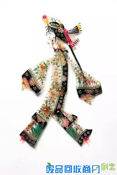 在皮影戏各种剧目之中，根据民间神话故事改编的剧目往往最能体现皮影的特色，我们可以看到各种神仙怪兽在幕布上或隐身变形，或飞天入地，或喷烟吐火，或劈山倒海。在各种皮影特技操作的表现下，这些场景无不精彩绝伦，再加上一些特殊的声音效果和烟火道具，呈现出的画面简直令人拍案叫绝！即使是在各类特效影片层出不穷的背景下，这种拙朴的民间表现形式也能令人热血沸腾，震撼不已！在过去还没有电影、电视的年代，这简直就是一种奇迹！