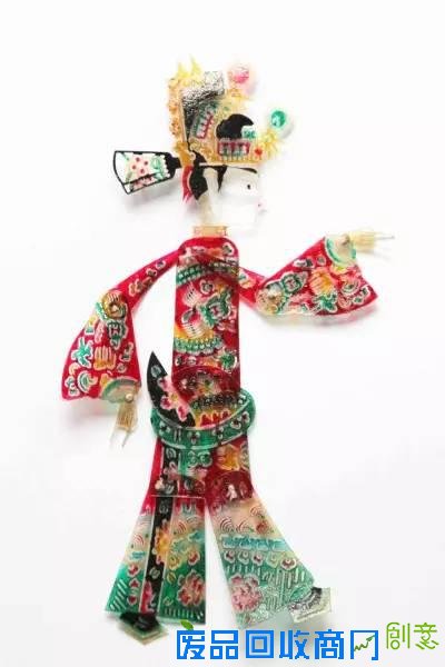 皮影戏，是一种以兽皮做成的人物剪影，在蜡烛等各类光源的照射下，用隔亮布进行表演的戏剧形式，是中国汉族民间广为流传的傀儡戏之一。在表演皮影戏时，艺人们在白色幕布后面，一边用手操纵戏曲人物，一边用当地流行的曲调唱出故事，同时配以打击乐器和弦乐，带有十分浓郁的乡土气息。