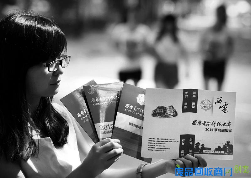 西安多所高校录取通知书“变脸” 由学生自行设计