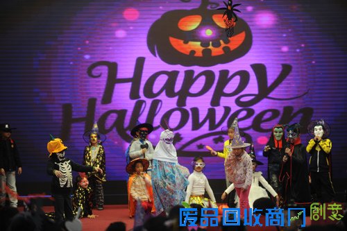 万圣节上演环保时装秀