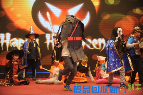 万圣节上演环保时装秀