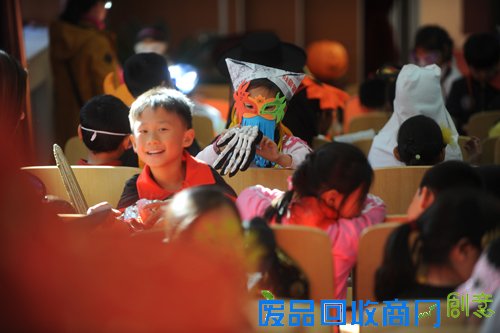 万圣节上演环保时装秀