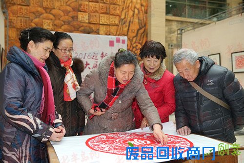 市南举办新春剪纸展 市民携“八猴捧福”贺新春